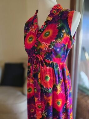 Vintage HAWAIIAN Muumuu Dress In Bright Floral Print MISS MALINA Honolulu